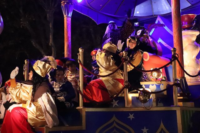 Miles de niños reciben en Zaragoza a los Reyes Magos, en una cabalgata ambientada en grandes soñadores de la historia