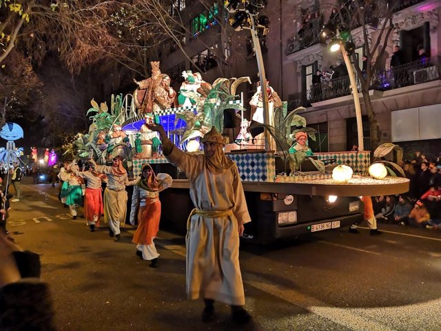 El Rey Melchor desfila con su carroza durante la Cabalgata de Barcelona