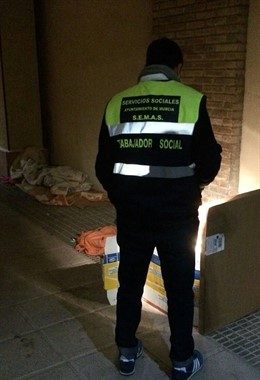 Equipo SEMAS atendiendo a personas sin hogar ante el frío