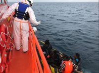 Trasladan a Algeciras (Cádiz) a 14 personas, cuatro de ellas menores, rescatadas de dos pateras tipo 'toy'