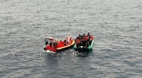 Trasladan a Málaga a 185 personas, ocho niños, rescatadas de tres pateras en el mar de Alborán