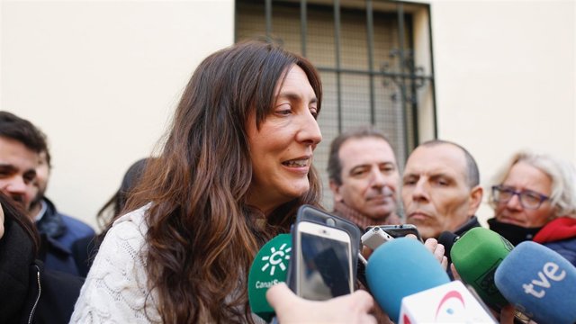 Loles López atiende a periodistas