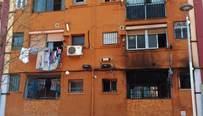 Fachada posterior del edificio incendiado en el barrio de Sant Roc de Badalona