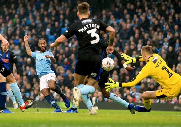 Raheem Sterling marca un gol con el Manchester City