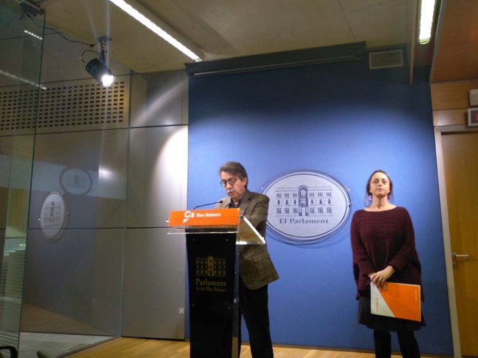 Portavoz de Cs, Xavier Pericay, y diputada Olga Ballester