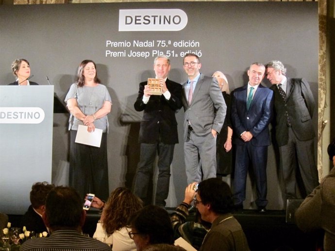 Guillermo Martínez recull el 75 Premi Nadal de novella