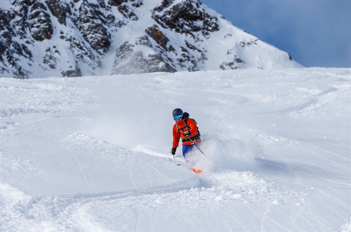 Esquiador en los Alpes austriacos (archivo)