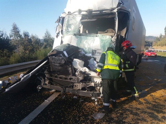 Fallece el conductor de un camión en Coirós (A Coruña) tras un alcance con otro vehículo