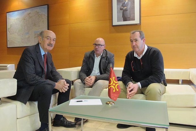 Mazón se reúne con el alcalde de Peñarrubia