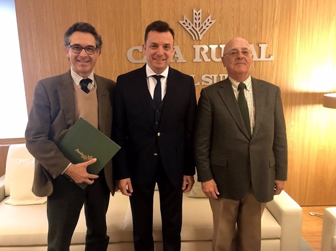 Firma del convenio entre Fundación Caja Rural del Sur y Feragua