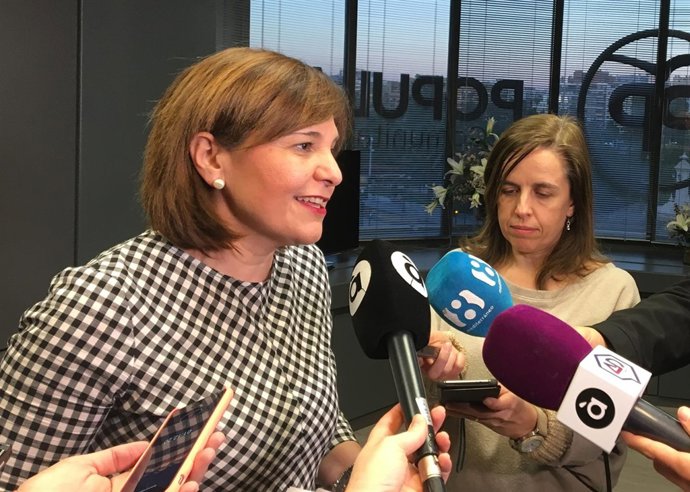 Isabel Bonig atendiendo a los medios