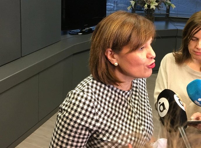 Isabel Bonig atendiendo a los medios