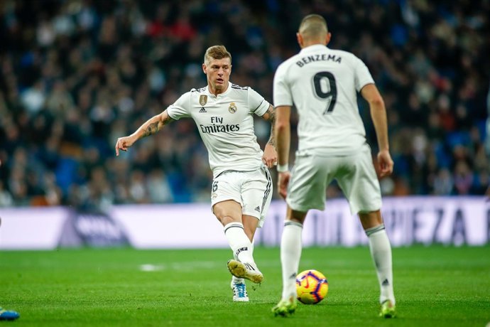 Toni Kroos junto a Benzema e