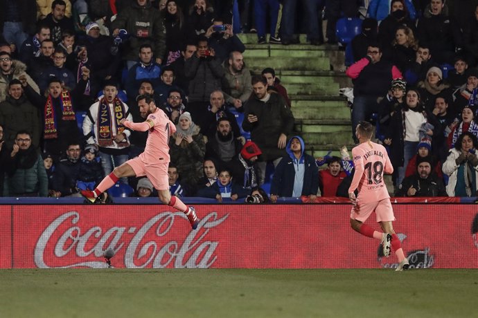 Leo Messi celebra junto a Jordi Alba su gol en el Getafe-FC Barcelona