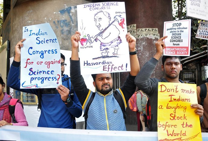 Un grupo de científicos indios protestan contra el Congreso de Ciencia de India.
