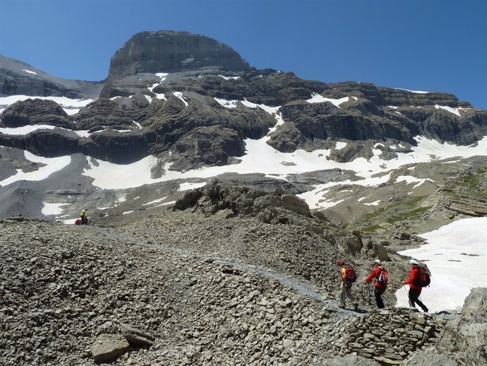 Montañeros, nieve, excursión, cumbre, Pirineo