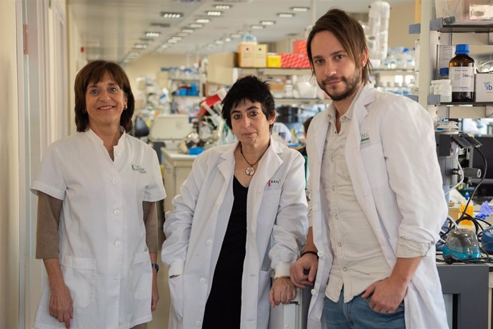 Los investigadores Anna Novials, Carlos Castaño y Marcelina Párrizas