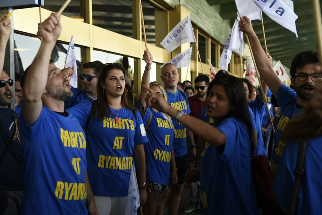 Los sindicatos protestan en el Aeropuerto de Madrid-Barajas Adolfo Suárez durant