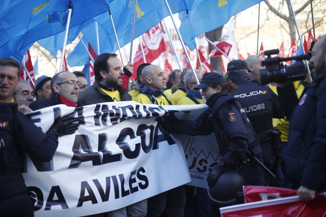 Concentración en Madrid de los trabajadores de Alcoa  para exigir al Gobierno que impida el cierre de las fábricas de  A Coruña y Avilés