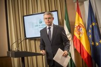 La Junta critica la negociación "oculta y secreta" sobre el futuro de Andalucía "a 500 kilómetros del Parlamento"