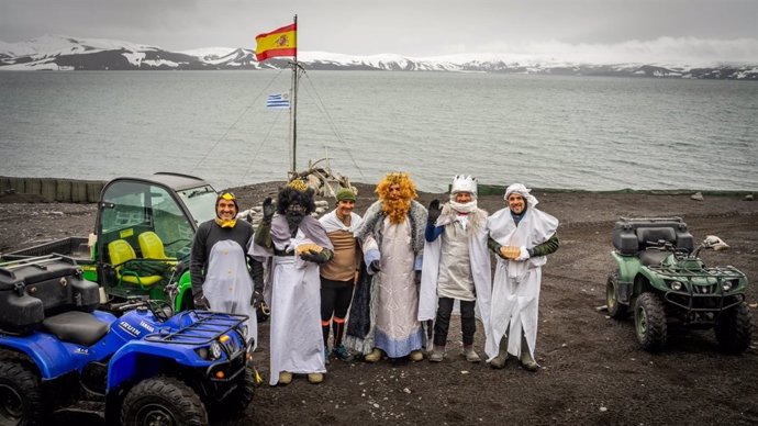 Visita de los Reyes Magos a los militares en la Antártida