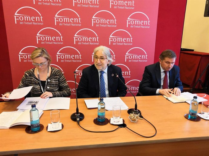 En el centro, el presidente de Fomento del Trabajo, Josep Sánchez Llibre