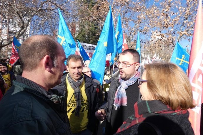 Adrián Barbón en la concentración de trabajadores de Alcoa en Madrid