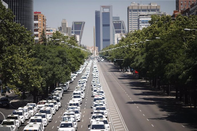 Taxistas se concentran en el Paseo de la Castellana de Madrid frente al Minister