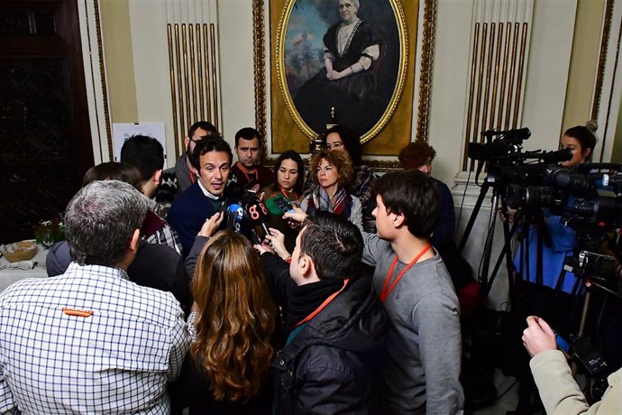 El alcalde de Cádiz atiende a los periodistas