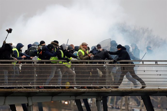 El exboxeador Christophe Dettinger se enfrenta a la Policía en París