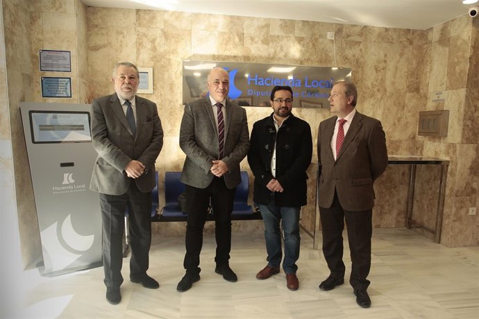 Antonio Ruiz (segundo por la izda.) en la nueva oficina en Baena