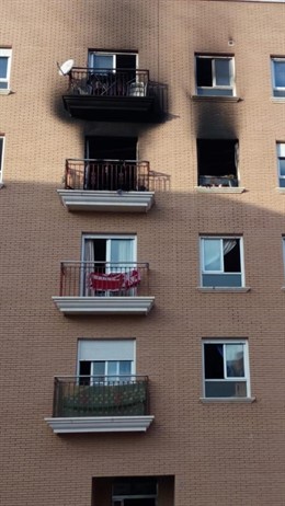 Fachada del edificio afectado donde se muestran los efectos del incendio