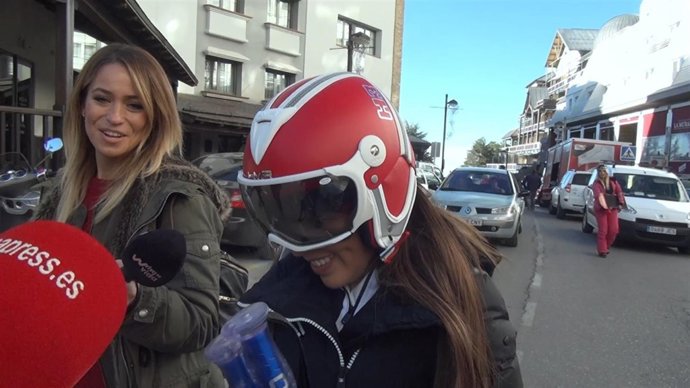 Isa Pantoja y su casco en Sierra Nevada