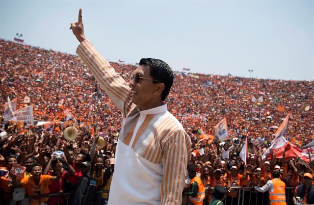 Andry Rajoelina saluda a sus seguidores en un mitin en Antananarivo