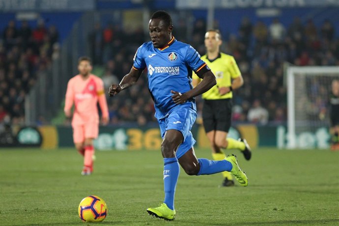 Djene conduce la pelota en el Getafe-FC Barcelona