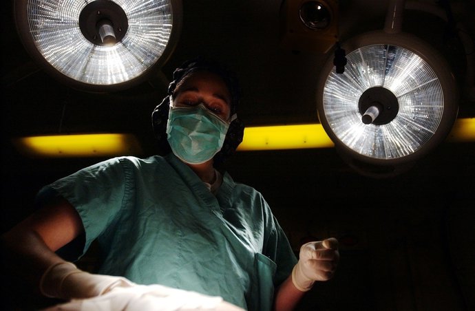 Cirujía plástica, quirófano, cirujano, bisturí, hospital, intervención, médicos