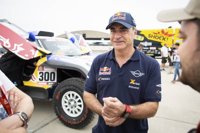 Carlos Sainz lamenta los problemas en la segunda etapa: "Hemos llegado a meta pinchados"