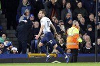 Kane da ventaja al Tottenham en semifinales de Copa gracias a un penalti señalado por el VAR