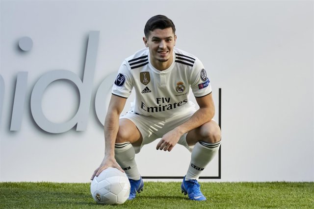 Brahim Díaz posa como nuevo jugador del Real Madrid