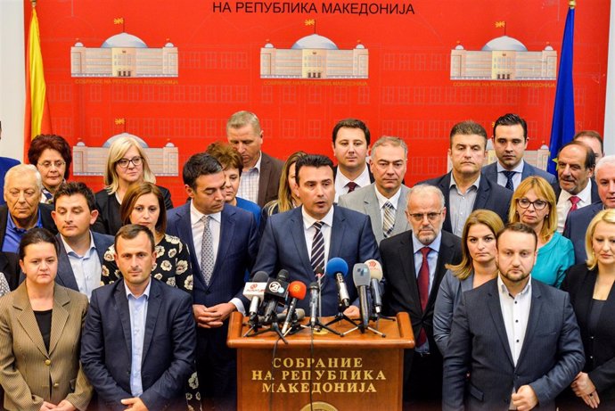 Zoran Zaev en el Parlamento acompañado por parlamentarios