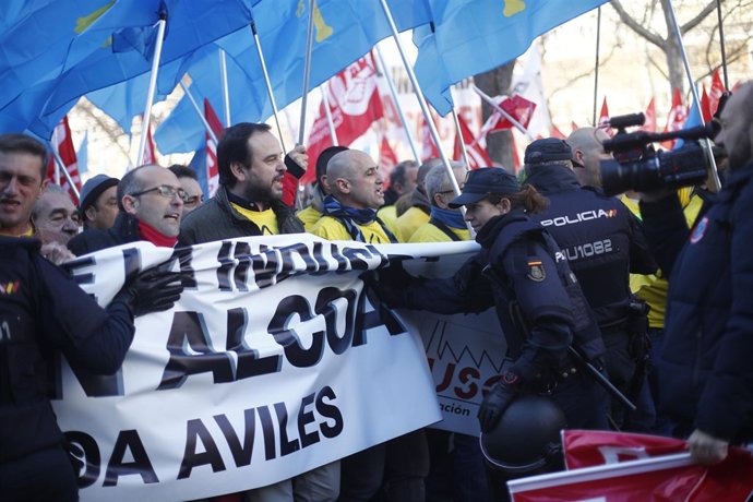 Concentración en Madrid de los trabajadores de Alcoa  para exigir al Gobierno qu
