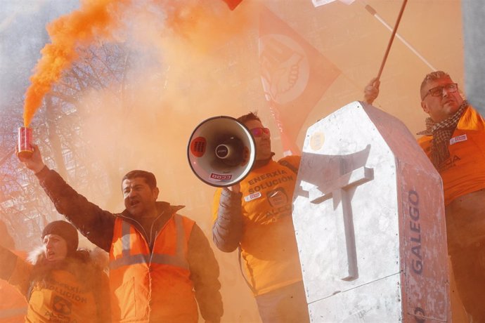 Concentración en Madrid dos traballadores de Alcoa  para esixir ao Goberno qu