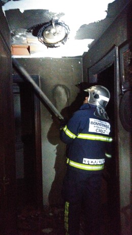 Bomberos extinguiendo un incendio en San Fernando