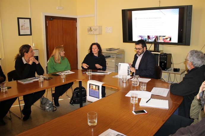 Conseller de Medio Ambiente, Vicen Vidal, con la adjunta de Semilla, A. Calafat