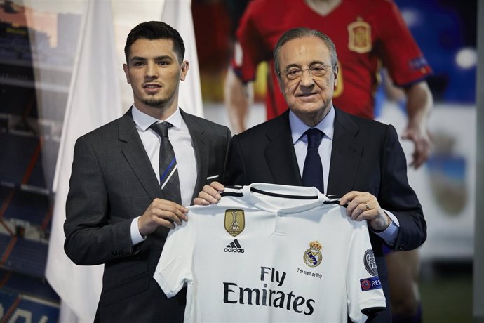 Brahim Díaz junto a Florentino Pérez en su presentación con el Real Madrid