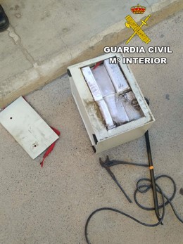 Caja fuerte con los paquetes de billetes falsos