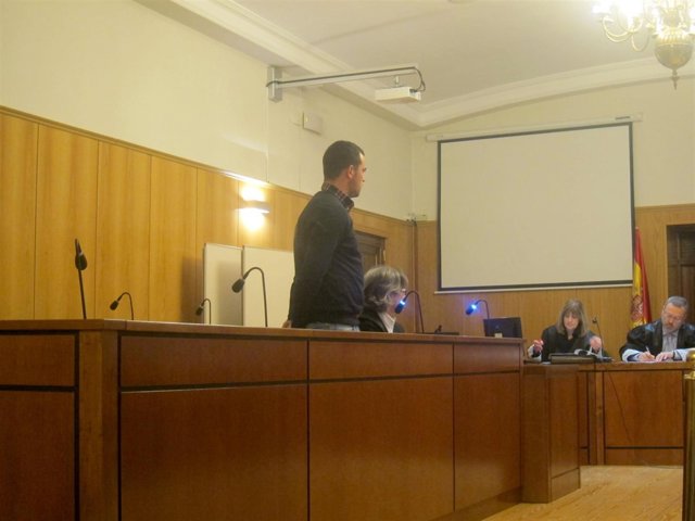 El acusado, de pie, durante el juicio. 9-1-2019.