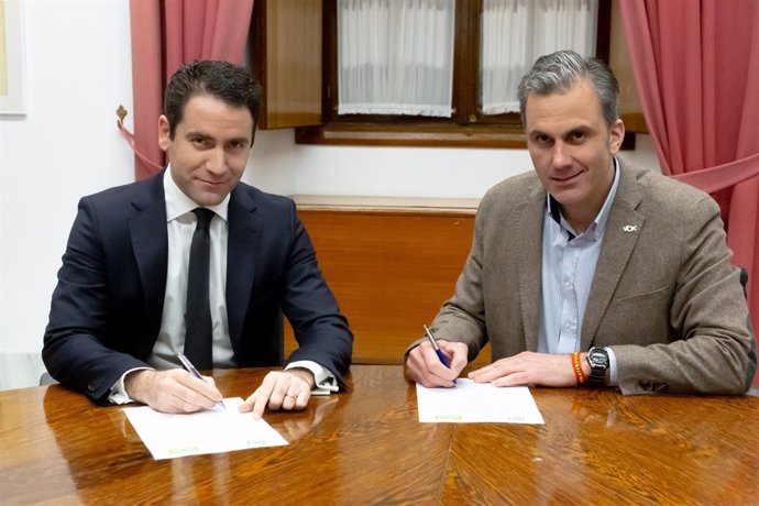 García Egea i Ortega Smith signen un acord sobre la Mesa del Parlamento andalu