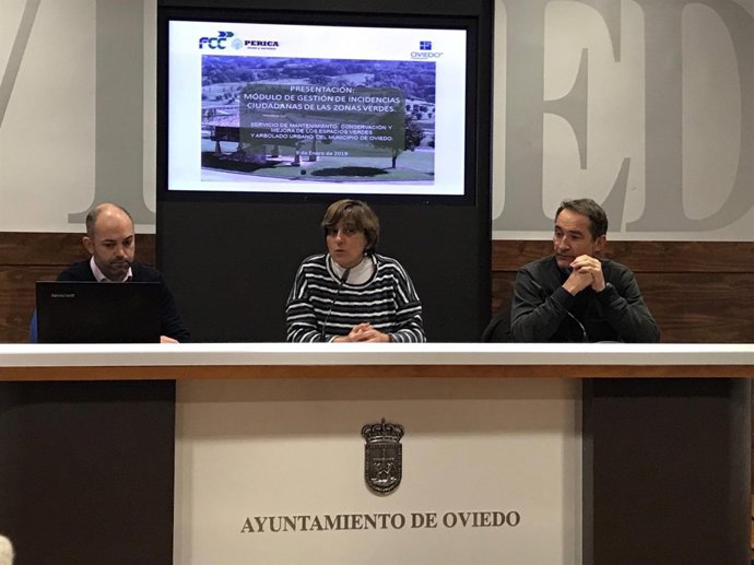 La concejala Ana Rivas y el jefe de Parques y Jardines, Juan Carlos Menéndez