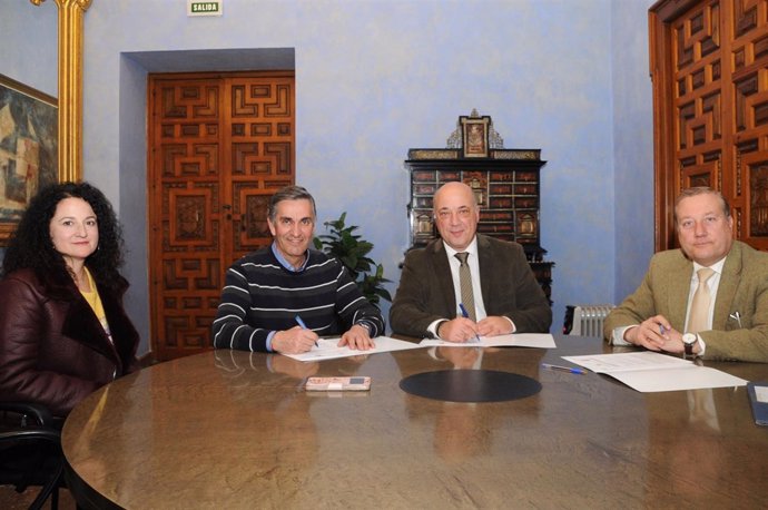 Ruiz (centro), durante la firma con el Ayuntamiento de La Guijarrosa